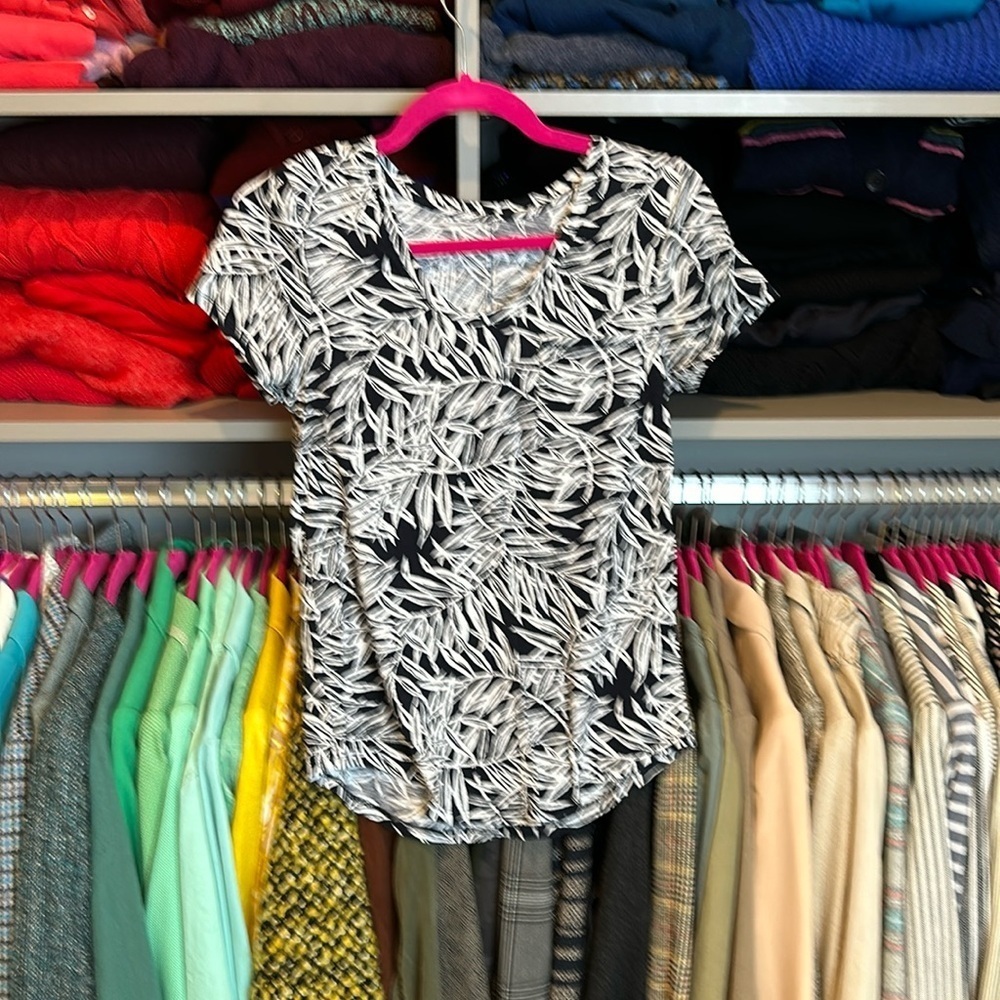 Loft navy and white leaf print short sleeve t shirt size XS